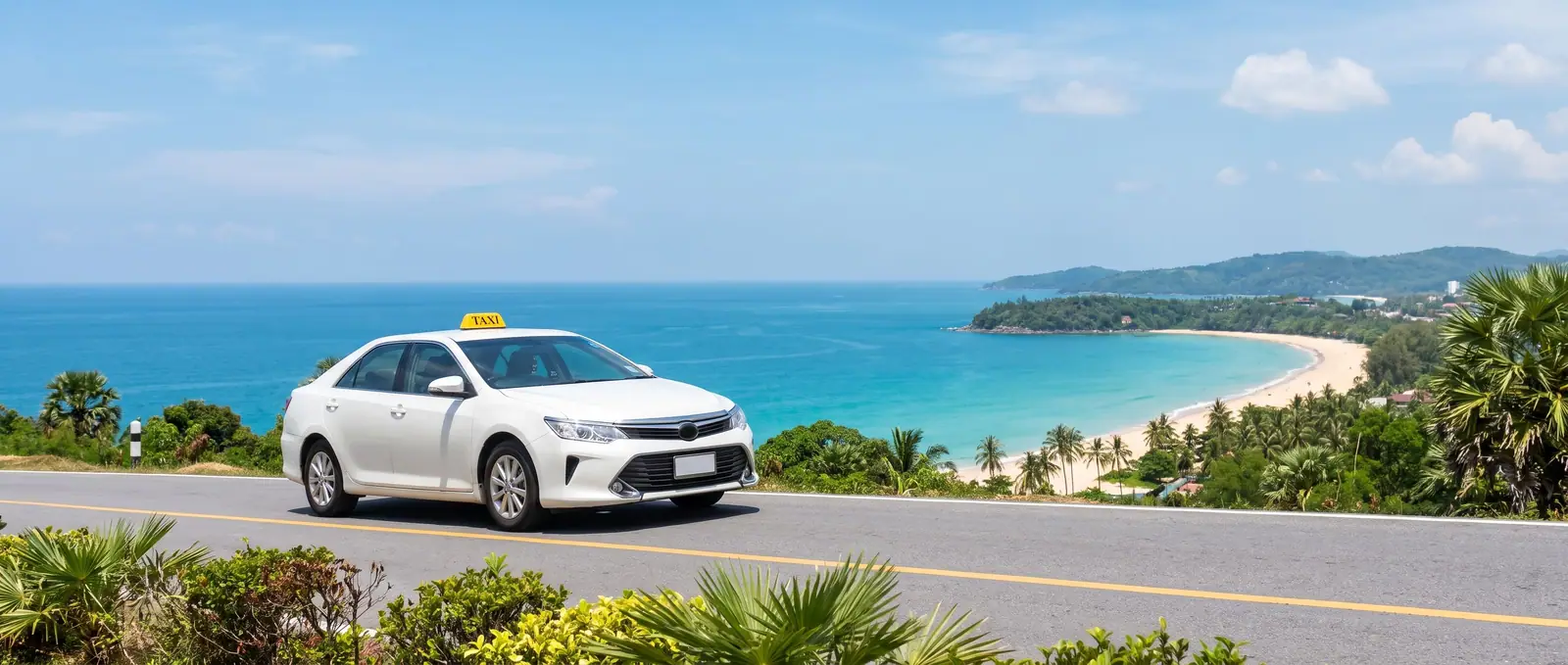 Taxi op de kustweg boven de baaien van Kata en Karon, Phuket